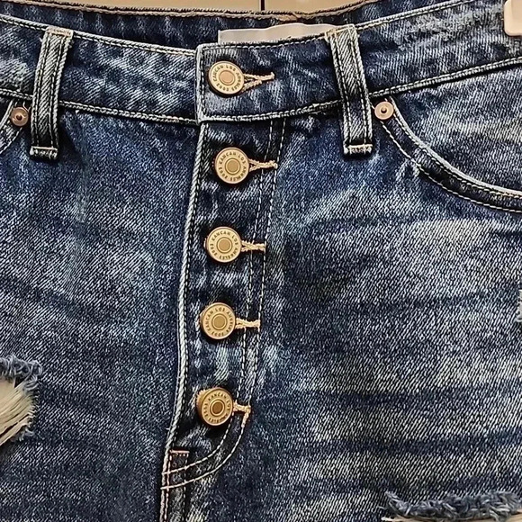 Kancan High Rise Boyfriend Button Fly Distressed Denim Shorts- Size L- NWOT - Picture 4 of 7